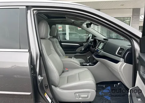 2018 Toyota Highlander Xle z USA, uszkodzony, nr VIN 5TDJZRFH3JS556605